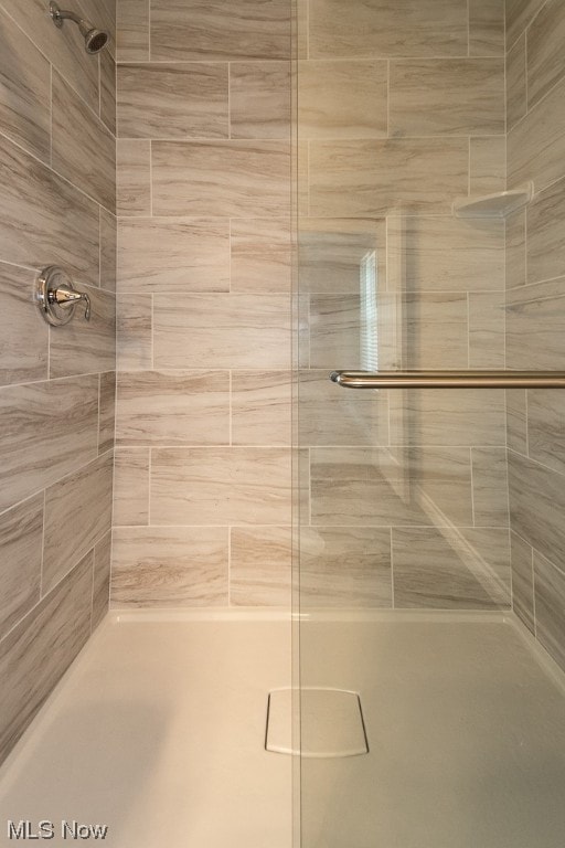 bathroom featuring tiled shower