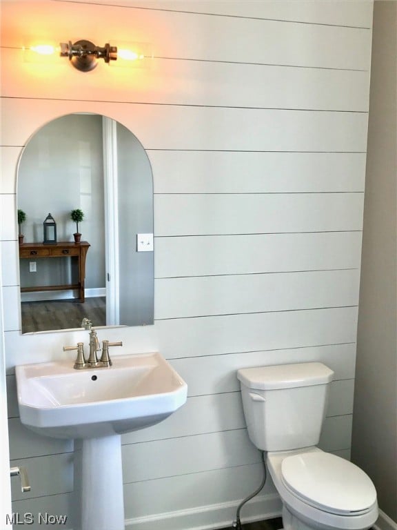 bathroom featuring baseboards and toilet