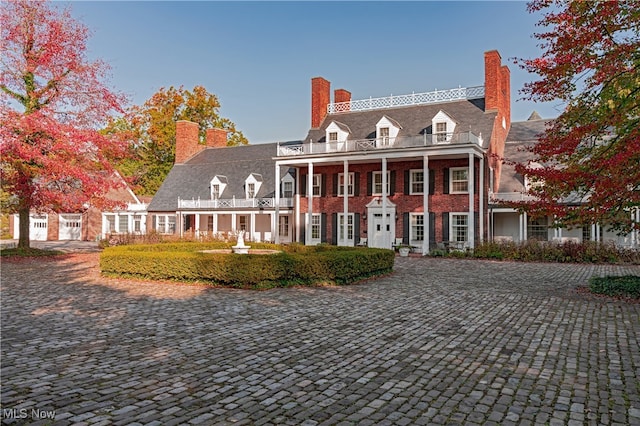 view of front of property featuring a balcony