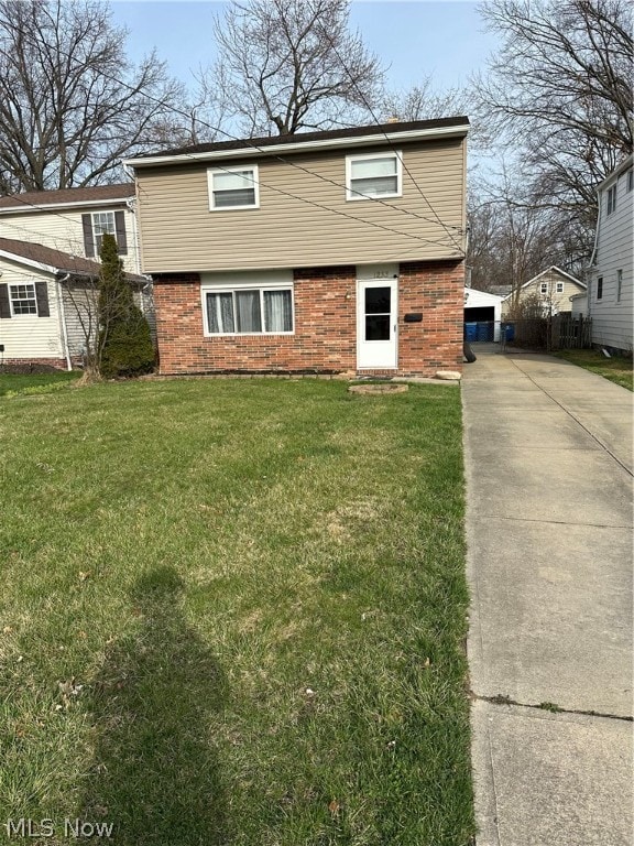 view of front of property featuring a front yard