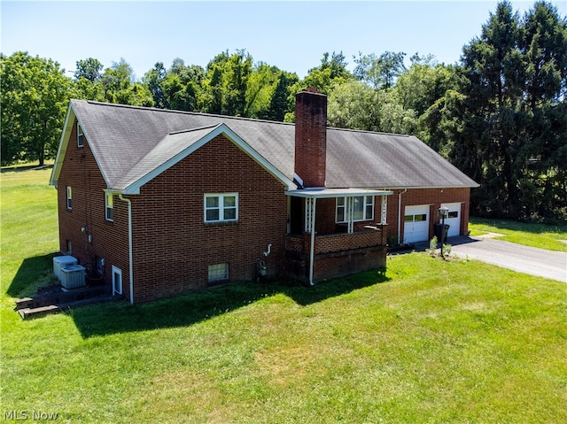 view of front of home featuring central air condition unit and a front yard