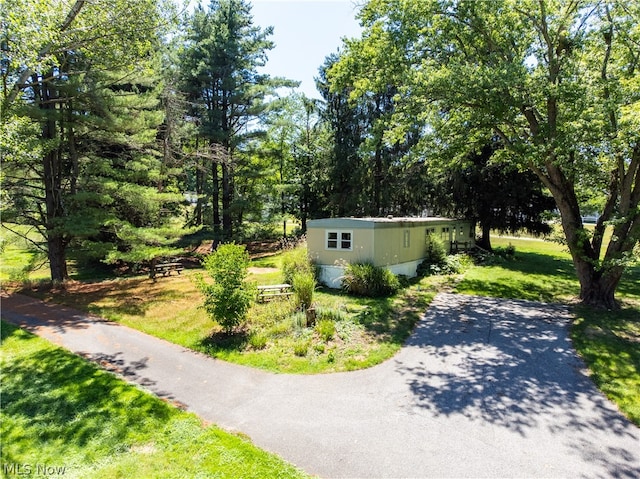 view of front of home featuring a front lawn