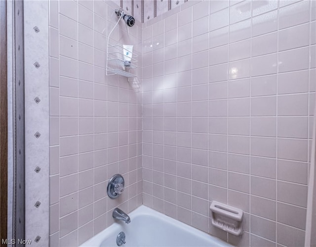 bathroom with tiled shower / bath combo