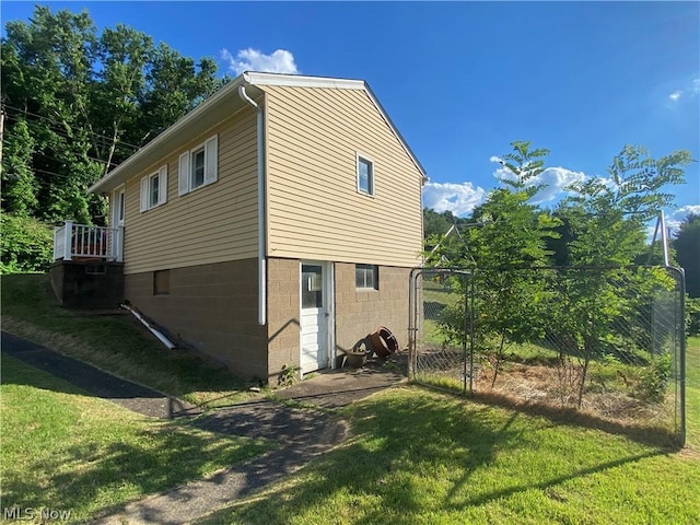 view of side of property featuring a lawn