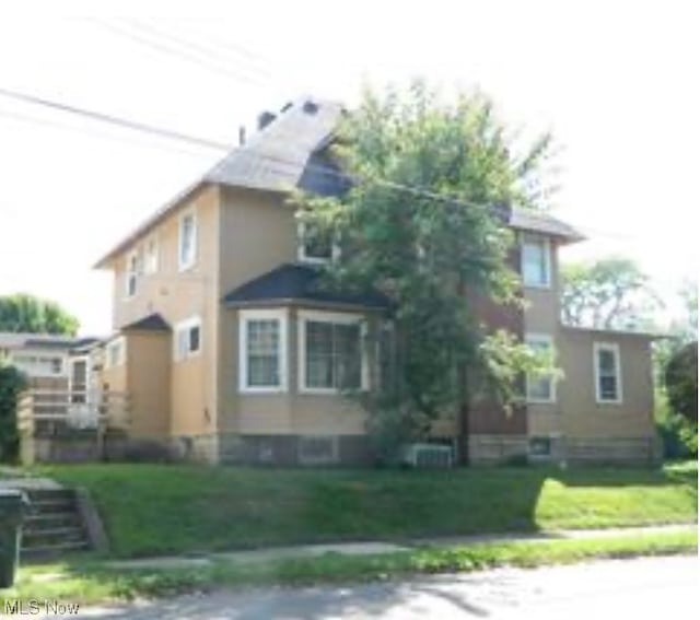 view of front of home with a front lawn