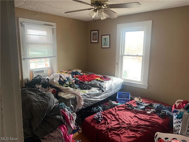 bedroom featuring ceiling fan and a textured ceiling