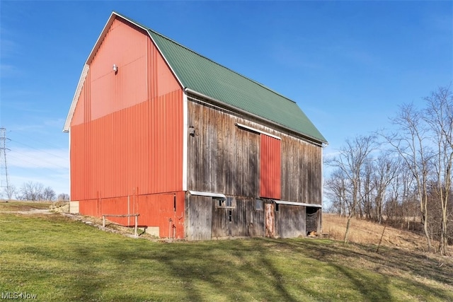 view of shed / structure with a yard