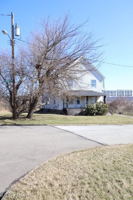 view of front facade featuring a front yard