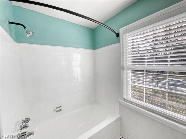 bathroom with tiled shower / bath