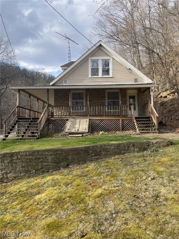 view of front facade featuring covered porch and a front lawn