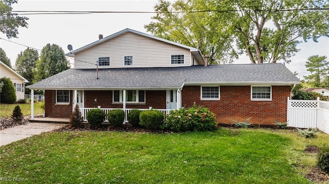 view of front of property featuring a front yard