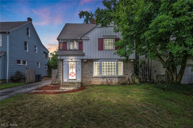 view of front of house featuring a lawn