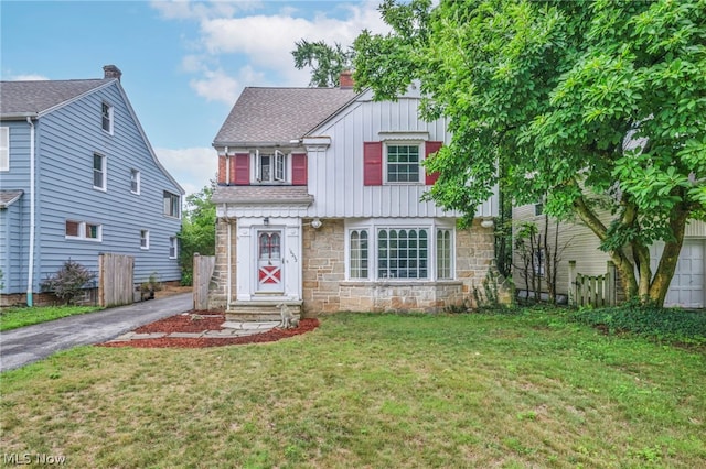 view of front of home with a front lawn