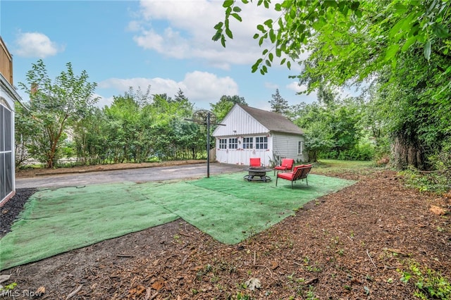 view of yard featuring an outdoor fire pit