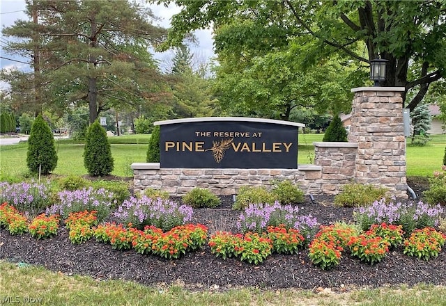 community sign featuring a yard