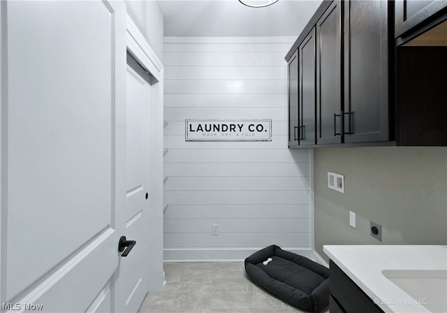 laundry room featuring light tile patterned flooring, hookup for an electric dryer, cabinets, and hookup for a washing machine