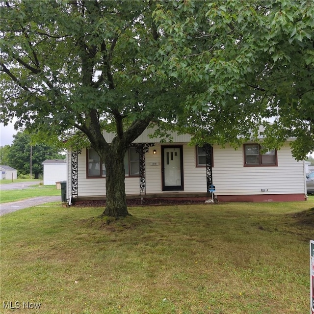 view of front facade featuring a garage and a front yard