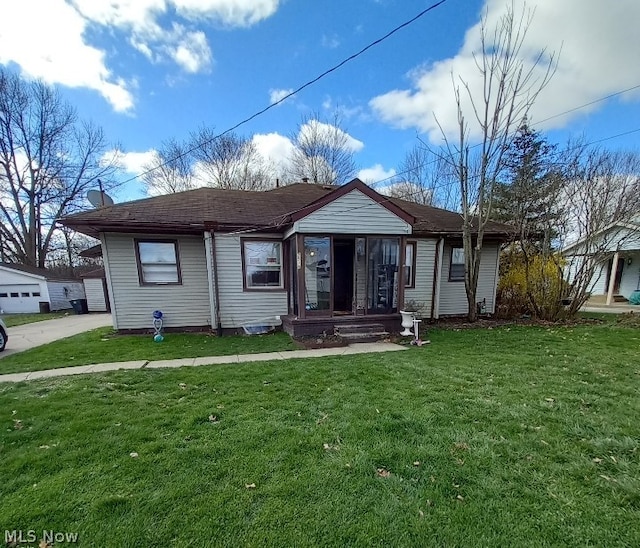 view of front of house featuring a front lawn