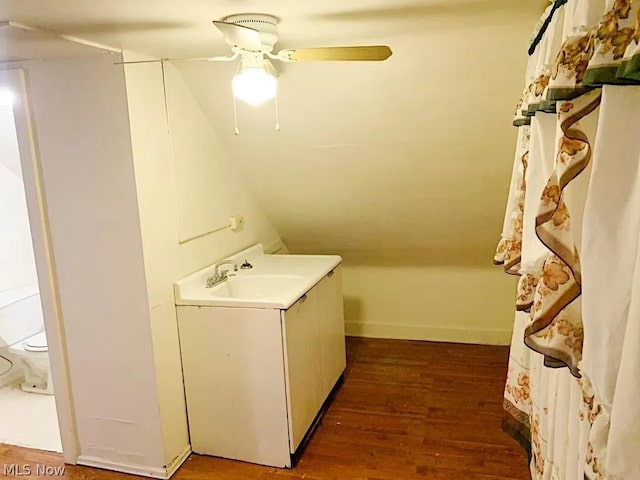 washroom with dark hardwood / wood-style flooring, ceiling fan, and sink