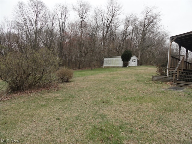 view of yard featuring an outdoor structure