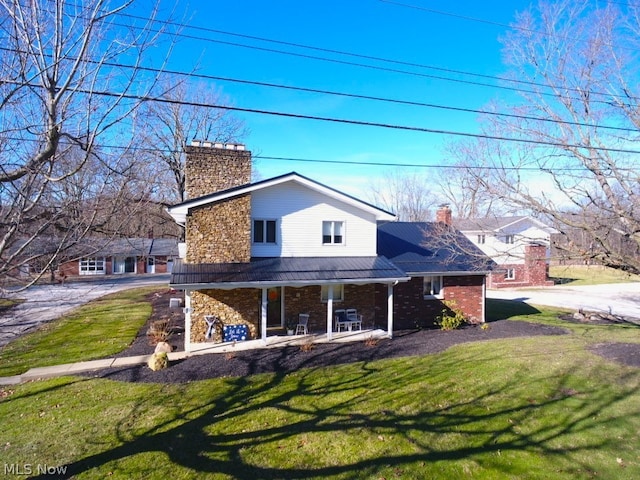 view of front facade with a front lawn