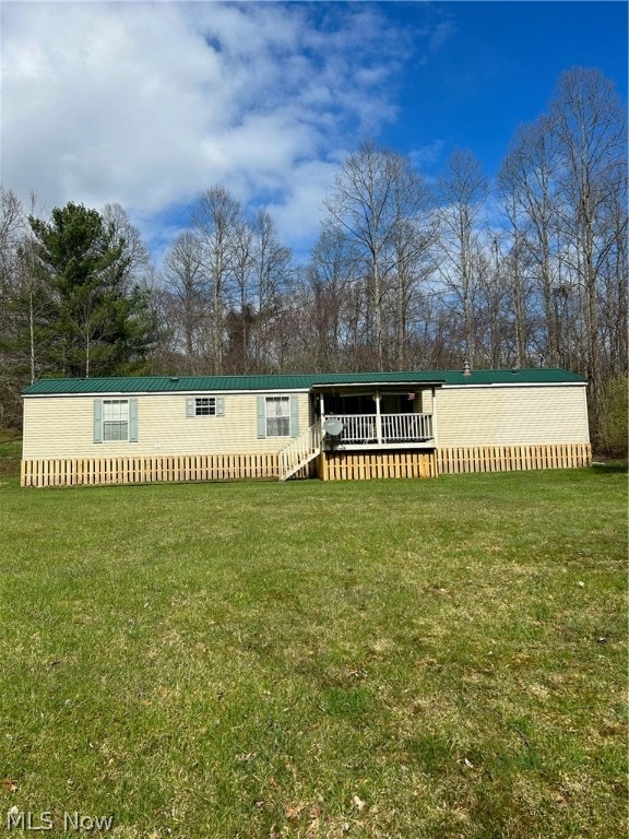 view of front of home with a front lawn