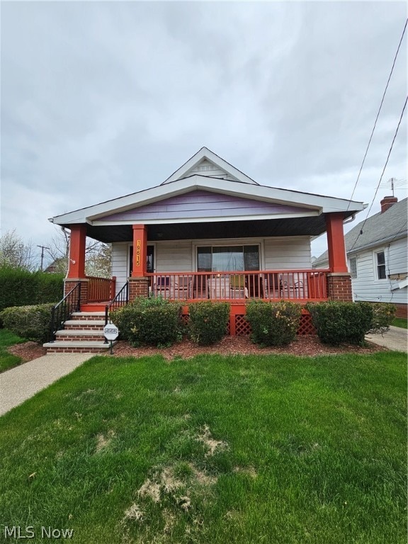 view of front facade featuring a front lawn