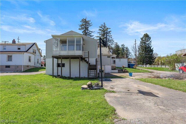 view of front of property featuring a front lawn