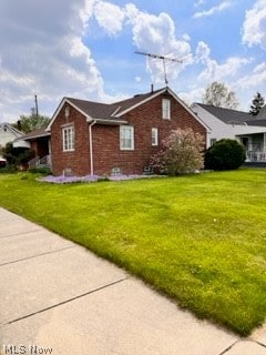 view of front of property with a front yard