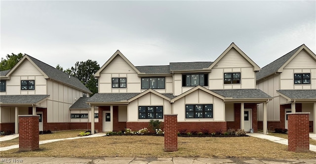 view of front of house featuring a front lawn