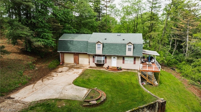 view of front facade with a garage and a front yard