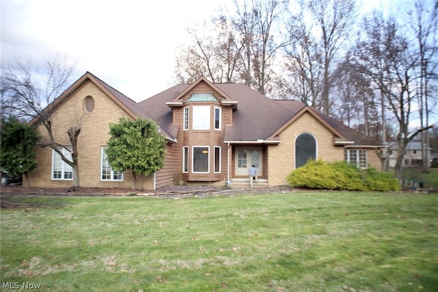 front facade featuring a front yard