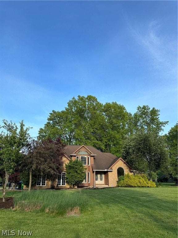 view of front of home featuring a front lawn