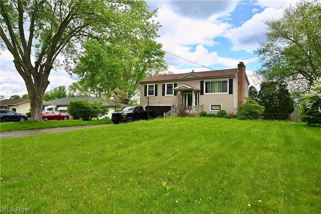 split foyer home with a front yard