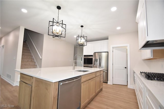 kitchen featuring visible vents, stainless steel appliances, light wood-type flooring, a sink, and recessed lighting