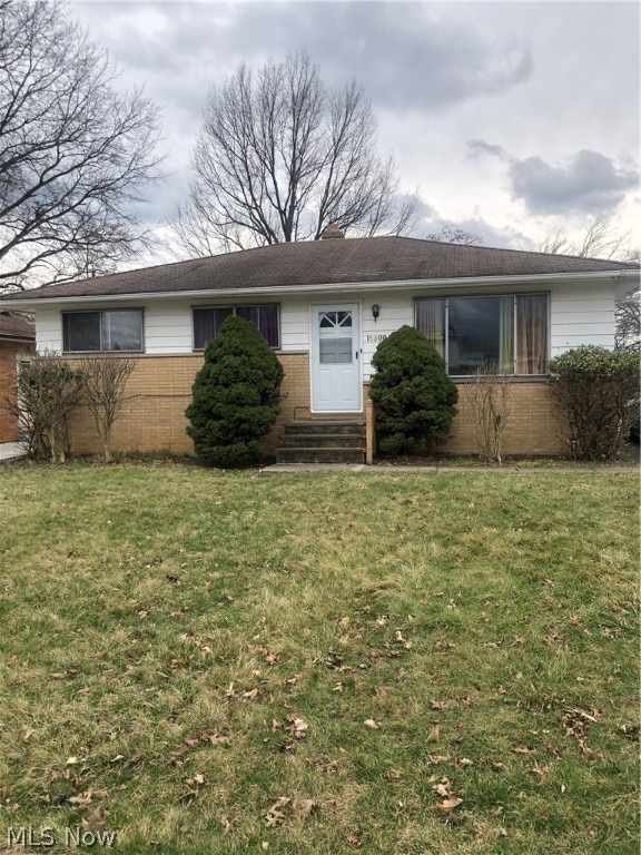 single story home featuring a front yard