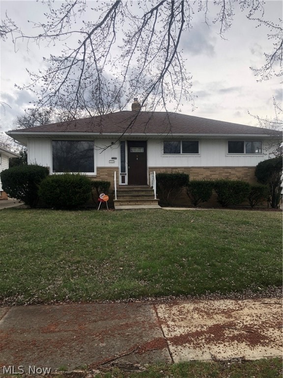 view of front of property with a front yard