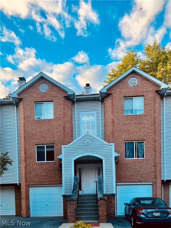 view of front facade featuring a garage