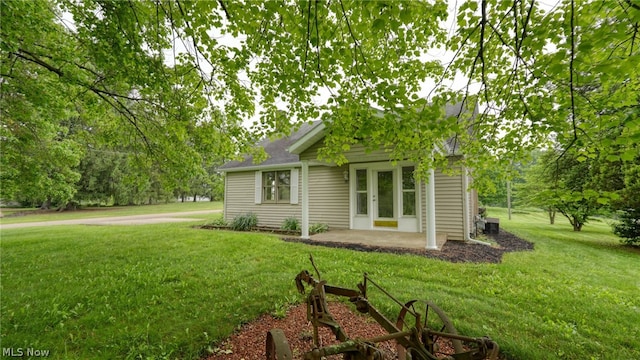 view of front facade with a front lawn