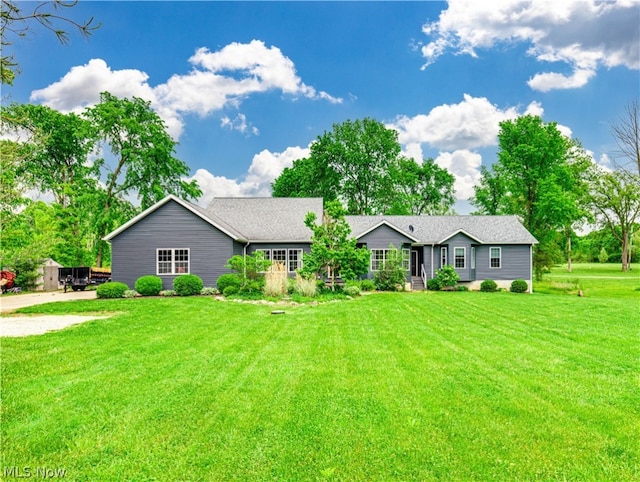 ranch-style house featuring a front yard