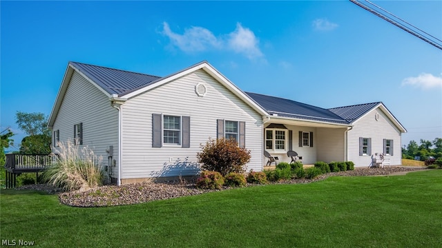 ranch-style home featuring a front lawn