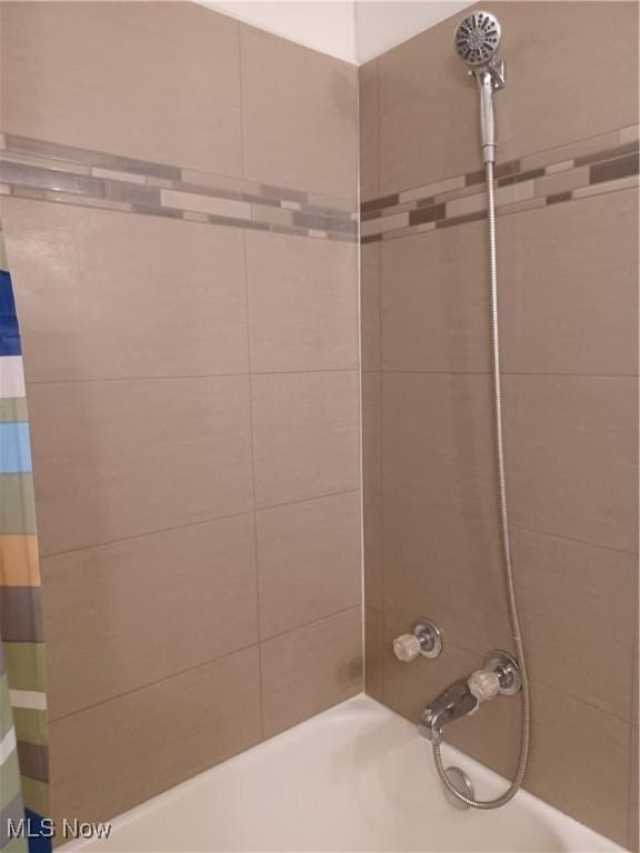 bathroom with shower / tub combo