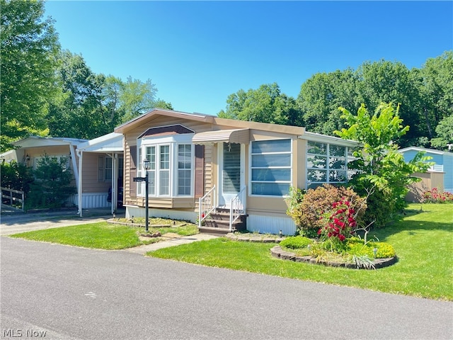 view of front of home featuring a front lawn