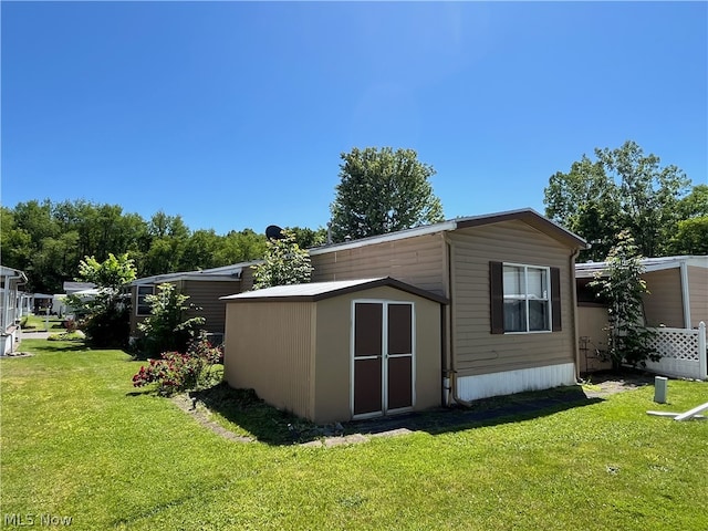 view of outdoor structure featuring a yard