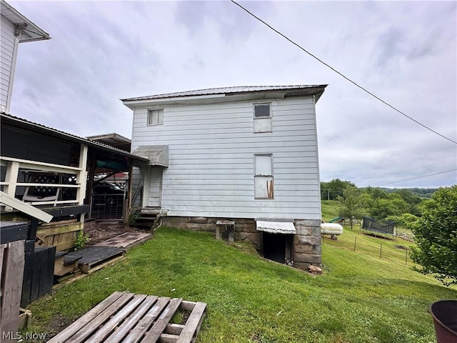 back of house featuring a lawn