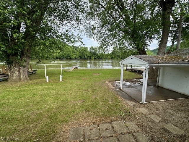 view of yard featuring a water view