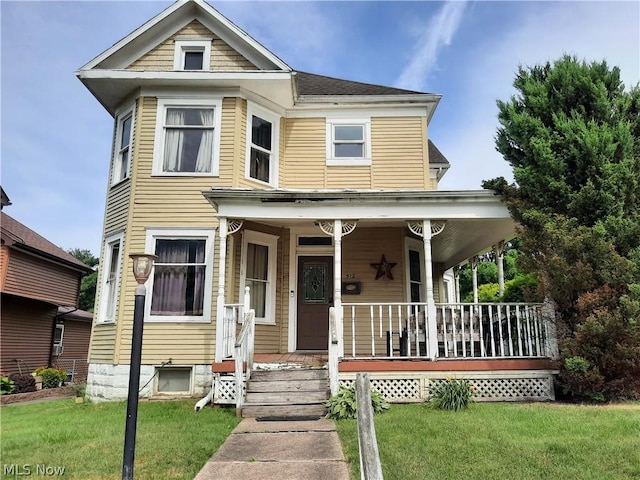 view of front of property with a front yard