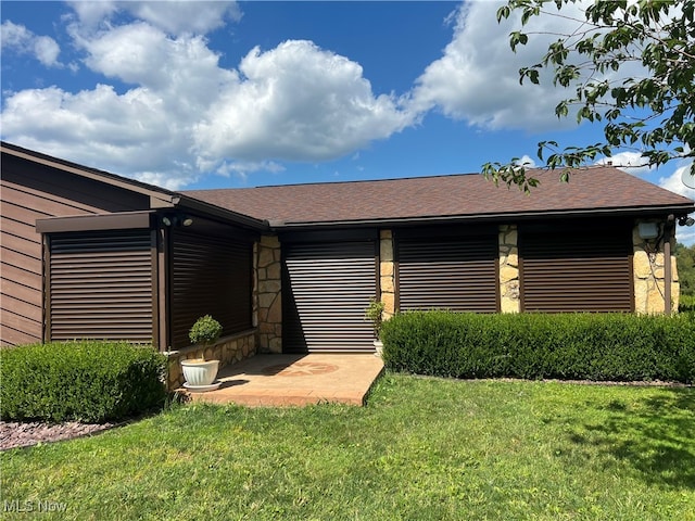 view of front of home featuring a front lawn