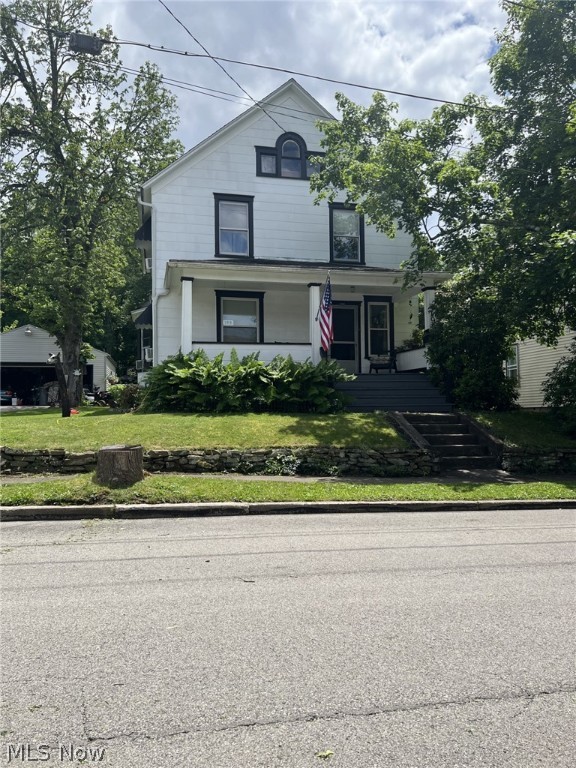 view of front facade with a front yard