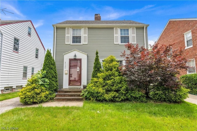 view of front facade featuring a front yard